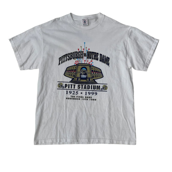 Vintage Delta Pro Weights Graphic Print Of Pitt Stadium With Fireworks And Text: 'Pittsburgh Vs Notre Dame, Pitt Stadium 1925-1999, The Final Game November 13th 1999' T-Shirt White Size Large