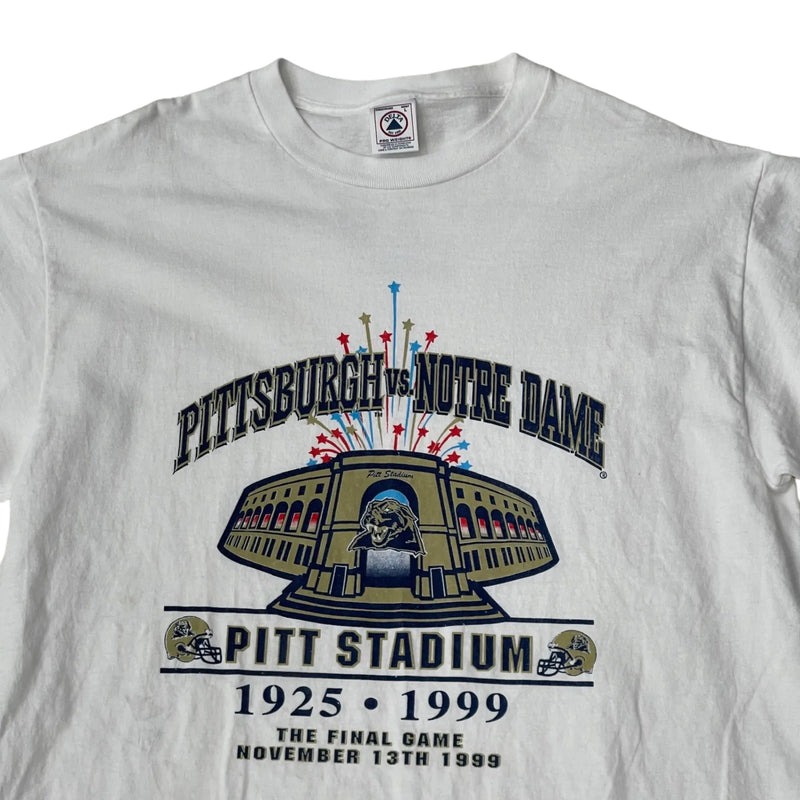 Vintage Delta Pro Weights Graphic Print Of Pitt Stadium With Fireworks And Text: 'Pittsburgh Vs Notre Dame, Pitt Stadium 1925-1999, The Final Game November 13th 1999' T-Shirt White Size Large