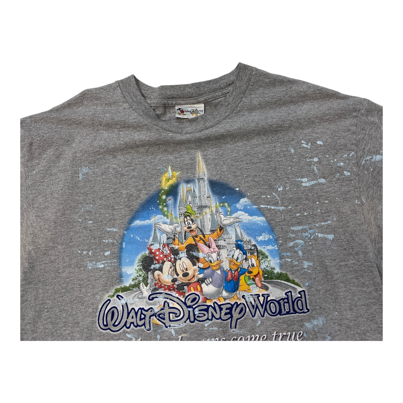 Vintage Disney Features A Front Graphic Print Walt Disney World with Characters And A Castle. Classic Fit With A Crew Neck. T-Shirt Gray Size Medium